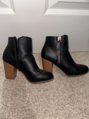 Apt. 9 Black Leather Ankle Booties with Stacked Heel